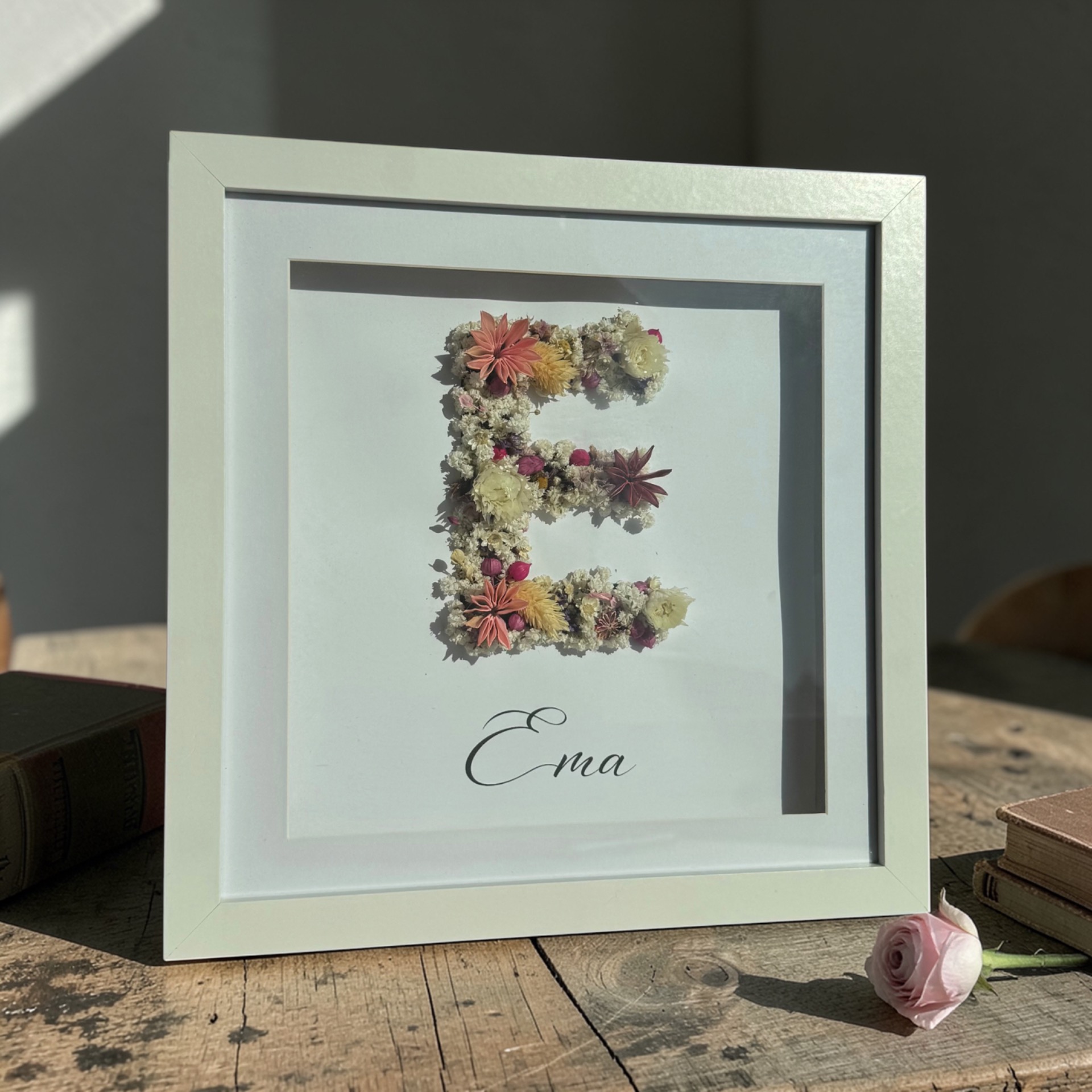 Kvetinový obraz s iniciálou