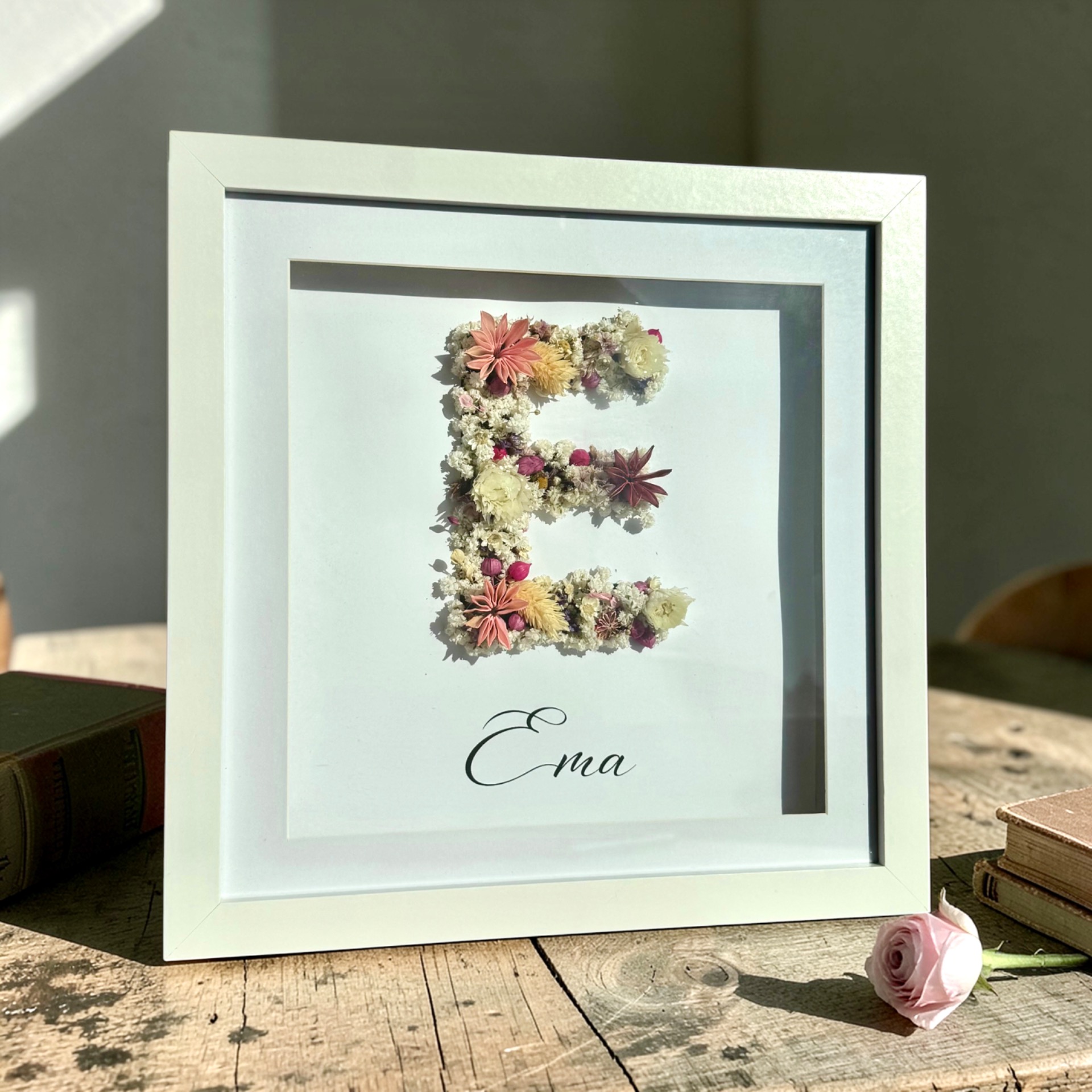 Kvetinový obraz s iniciálou