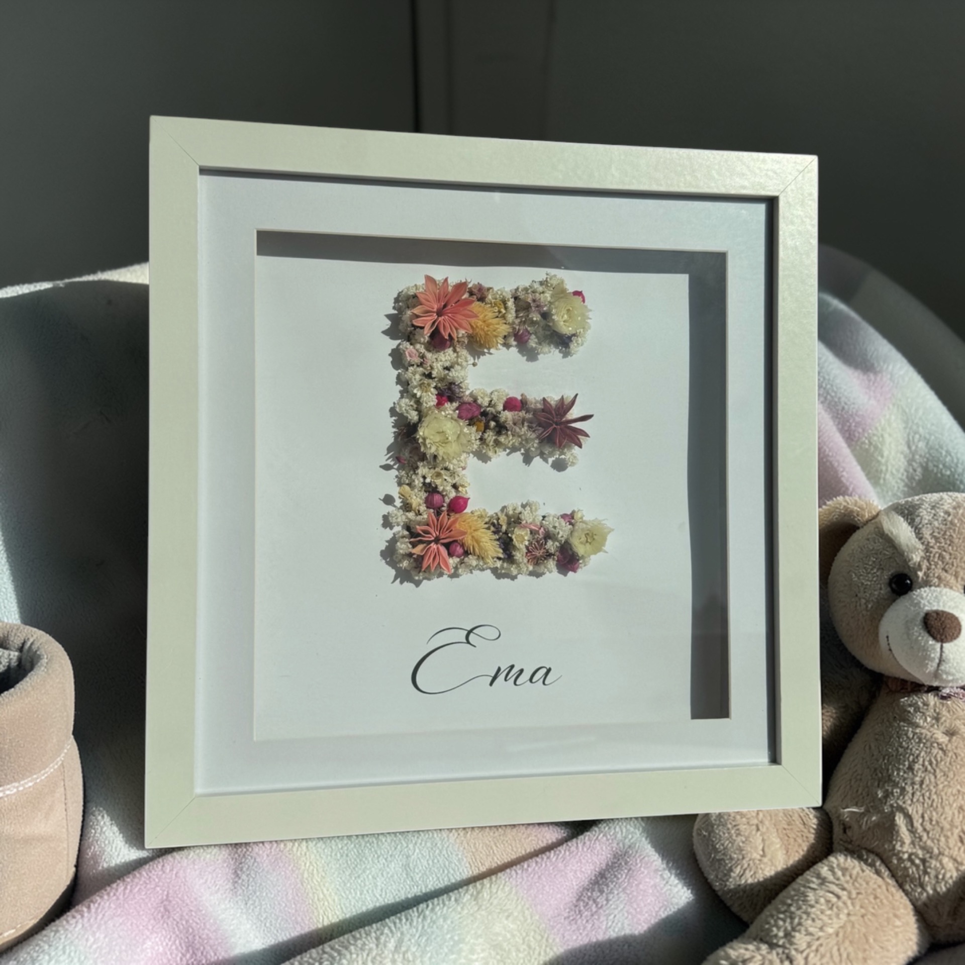 Kvetinový obraz s iniciálou